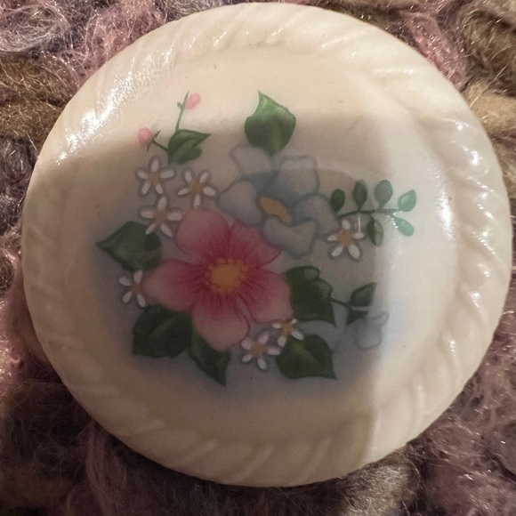 Vintage Avon “Spring Bouquet” Porcelain brooch/Pin, White Lapel Floral Brooch - Picture 2 of 5